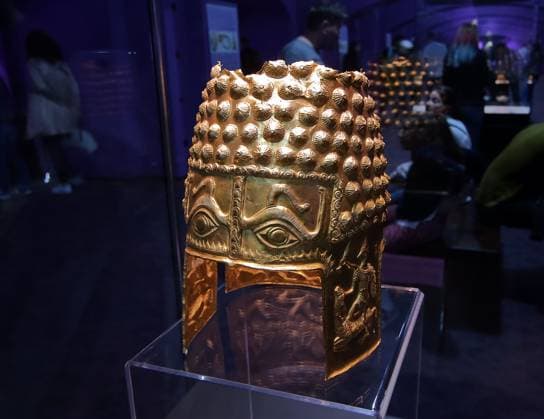 Priceless Romanian ancient gold treasure stolen from the Netherlands, Bucharest, Romania Bucharest, Romania. 25th Jan, 2025: The Golden Helmet of Cotofenesti, solid gold Geto-Dacian helmet dating from the second half of the 5th century BCE, was stolen, along with three other Dacian bracelets (not in picture), in the night of January 24 25, 2025, from the Drents Museum on the Brink in Assen, Netherlands. These artifacts belons to the National Museum of History of Romania. FILE PHOTO: The Helmet of CoÈ›ofeneÈ™ti, solid gold, exhibited in the treasure hall of the National Museum of Romanian History during the Long Night of Museums, on May 20, 2017. Bucharest Romania Copyright: xLucianxAlecux