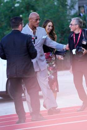 The Smashing Machine Red Carpet - The 82nd Venice International Film Festival - 01 Sep 2025 Dwayne Johnson attends The Smashing Machine red carpet during the 82nd Venice International Film Festival. Venice Lido Italy Copyright: xDanielexCifalax xSOPAxImagesx _CIF7705