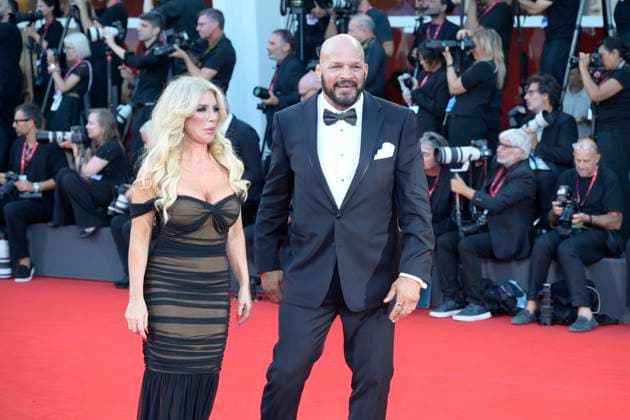The Smashing machine red carpet in Italy - 01 Sept 2025 Mark Kerr and wife attend the red carpet of the film The smashing machine at 82 Venice Film Festival at Palazzo del cinema. Venice Lido Italy Copyright: xMarioxCartellix xSOPAxImagesx _DSC5072