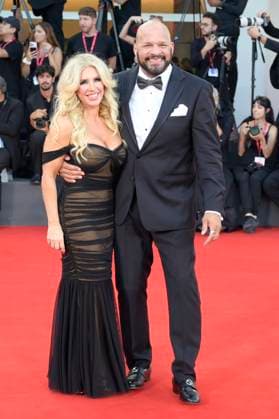 The Smashing machine red carpet in Italy - 01 Sept 2025 Mark Kerr and wife attend the red carpet of the film The smashing machine at 82 Venice Film Festival at Palazzo del cinema. Venice Lido Italy Copyright: xMarioxCartellix xSOPAxImagesx _DSC5073