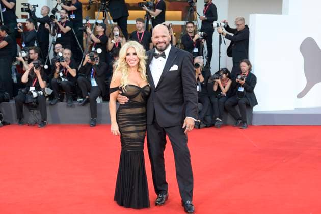 The Smashing machine red carpet in Italy - 01 Sept 2025 Mark Kerr and wife attend the red carpet of the film The smashing machine at 82 Venice Film Festival at Palazzo del cinema. Venice Lido Italy Copyright: xMarioxCartellix xSOPAxImagesx _DSC5075