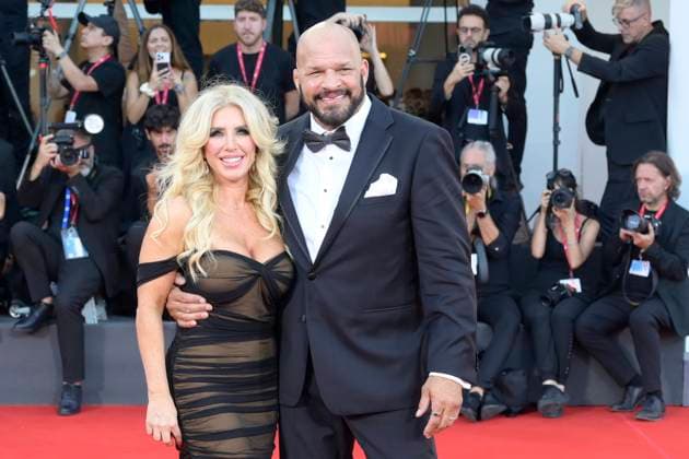 The Smashing machine red carpet in Italy - 01 Sept 2025 Mark Kerr and wife attend the red carpet of the film The smashing machine at 82 Venice Film Festival at Palazzo del cinema. Venice Lido Italy Copyright: xMarioxCartellix xSOPAxImagesx _DSC5077