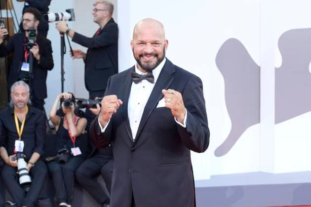 The Smashing machine red carpet in Italy - 01 Sept 2025 Mark Kerr attends the red carpet of the film The smashing machine at 82 Venice Film Festival at Palazzo del cinema. Venice Lido Italy Copyright: xMarioxCartellix xSOPAxImagesx _DSC5082