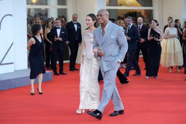 The Smashing machine red carpet in Italy - 01 Sept 2025 Emily Blunt (L) and Dwayne Johnson (R) attend at the red carpet of the film The smashing machine at 82 Venice Film Festival at Palazzo del cinema. Venice Lido Italy Copyright: xMarioxCartellix xSOPAxImagesx _DSC5234