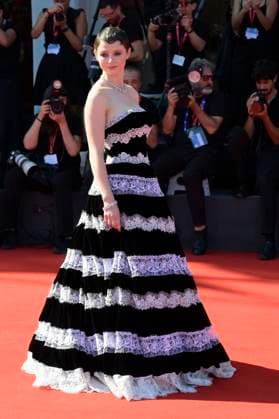 The testament of Ann Lee red carpet in Venice Lido - 01 Sept 2025 Thomasin McKenzie attends the red carpet of film The testament of Ann Lee at 82 Venice Film Festival at Palazzo del cinema. Venice Lido Italy Copyright: xMarioxCartellix xSOPAxImagesx _DSC0488