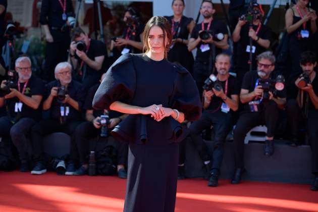 The testament of Ann Lee red carpet in Venice Lido - 01 Sept 2025 Stacy Martin attends the red carpet of film The testament of Ann Lee at 82 Venice Film Festival at Palazzo del cinema. Venice Lido Italy Copyright: xMarioxCartellix xSOPAxImagesx _DSC0571