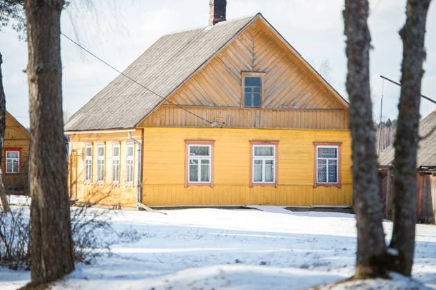 IMAGO Creative, Winter, Auf dem Land Bright Yellow Wooden House in a Snowy Rural Landscape A yellow wooden house with red trimmed white windows and a steep roof stands in a snowy area, surrounded by bare trees and additional structures., 64438320.jpg RECORD DATE NOT STATED