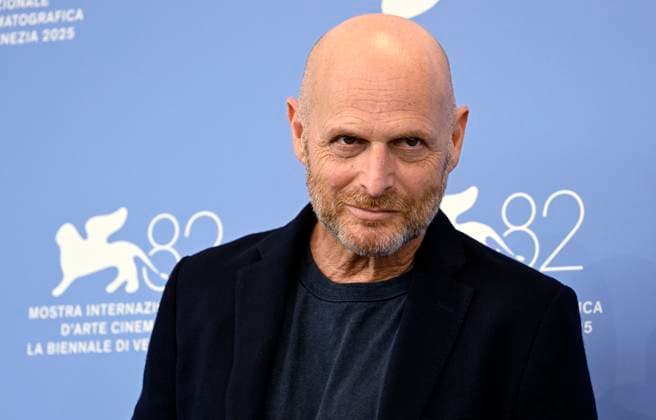 Entertainment Themen der Woche KW36 Entertainment Bilder des Tages September 2, 2025, Venice, Italy: Israeli director Hagai Levi poses at a photocall for ˜Etty™ during the 82nd annual Venice International Film Festival, Venice, Italy, 02 September 2025. The 82nd Venice Film Festival runs from 28 August to 06 September 2025. ANSA RICCARDO ANTIMIANI. Venice Italy  - ZUMAa110 20250902_zaf_a110_002 Copyright: xRiccardoxAntimianix