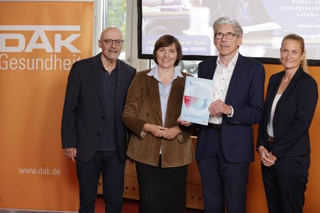 News Themen der Woche KW36 News Bilder des Tages Prof. Dr. Reiner Hanewinkel, Parlamentarische Staatssekretärin Mareike Wulf, Andreas Storm, CDU, Dr.Julia Hansen, Deutschland, Berlin, Teilnahme parlamentarische Staatssekretärin im Bundesministerium für Bildung, Familie, Senioren, Frauen und Jugend (BMBFSFJ) Mareike Wulf, an der Pressekonferenz der DAK Gesundheit zur Vorstellung des Präventionsradars 2025 *** Prof Dr Reiner Hanewinkel, Parliamentary State Secretary Mareike Wulf, Andreas Storm, CDU, Dr Julia Hansen, Germany, Berlin, Participation Parliamentary State Secretary in the Federal Ministry of Education, Family Affairs, Senior Citizens, Women and Youth BMBFSFJ Mareike Wulf, at the DAK Gesundheit press conference to present the Prevention Radar 2025