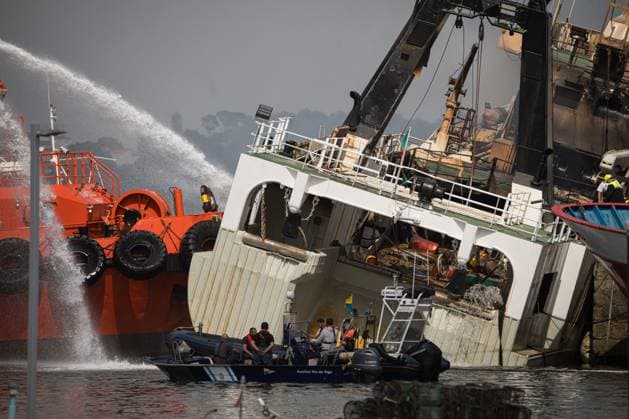 Bilder des Jahres 2025, News September 09 News Themen der Woche KW36 News Bilder des Tages A ship continues to burn in the port of Ribeira A Coruna and a large device tries to quench the fire Agents of the Emergency Services work to extinguish the fire of the ship Awadi, in the port of Ribeira, on September 2, 2025, in Ribeira, A Coruna, Galicia Spain The Awadi ship has been burning in the port of Ribeira since yesterday Monday afternoon The fire originated in the engine room while repair work was being carried out The high temperature at which the ship is located is making the extinguishing tasks difficult 02 SEPTEMBER 2025 Elena Ferná Ribeira, A Coruna Galicia Ribeira, A Coruna Galicia Espana  Copyright: xElenaxFernandezx 6929992