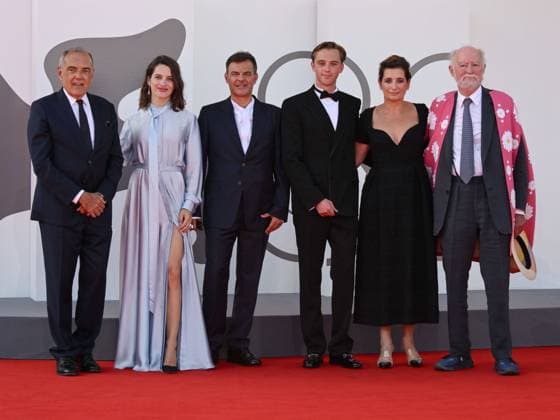 Venice, 82nd Venice International Film Festival 2025 - evening 7 - red carpet of the film L Etranger (The Stranger) In the photo: Alberto Barbera, Rebecca Marder, François Ozon, Benjamin Voisin, Sidonie Dumas, Jérôme Seydoux  Copyright: xSimonexComix xipa-agency.netx xPoolxPhotoxEventsx06x IPA_Agency_IPA63959611