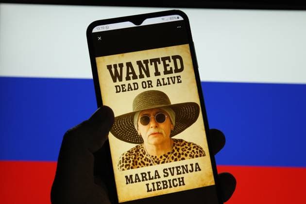 RECORD DATE NOT STATED Auf einem Smartphone wurde der X-Account der aktuell flüchtigen Aktivistin Marla-Svenja Liebich mit einem Bild aufgerufen, das sie auf einem Fahndungsplakat zeigt. Dahinter wurde auf einem Laptop die russische Flagge aufgerufen. Liebich wird in Russland vermutet. Symbolbild Symbolfoto. Schnelsen Hamburg *** The X account of the currently fugitive activist Marla Svenja Liebich was called up on a smartphone with a picture showing her on a wanted poster Behind it, the Russian flag was called up on a laptop Liebich is suspected in Russia Symbol image Symbol photo Schnelsen Hamburg