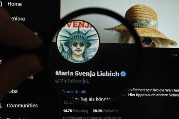 RECORD DATE NOT STATED Auf einem Smartphone wurde der X-Account der aktuell flüchtigen Aktivistin Marla-Svenja Liebich aufgerufen. Schnelsen Hamburg *** The X account of the currently fugitive activist Marla Svenja Liebich was called up on a smartphone Schnelsen Hamburg