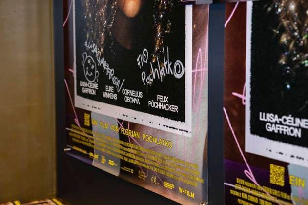 Autographs by Luisa CÃ line Gaffron and Florian Pochlatko on the film poster at the premiere of the movie How to Be Normal at the Metropol Düsseldorf, 02 09 2025 Foto:xI.xEdingerx xFuturexImagex normal_5910