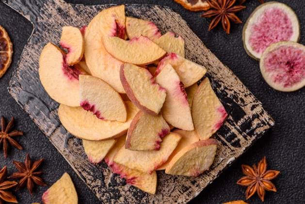 Getrocknete sublimierte Pfirsich- oder Aprikosenscheiben als Zutat für süße Desserts. Getrockneter Pfirsich Getrocknete sublimierte Pfirsich- oder Aprikosenscheiben als Zutat für süße Desserts. Getrockneter Pfirsich (License=RF) Copyright: xZoonar.com TetianaxChernykovax 23909566