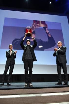 Venice, 82nd Venice International Film Festival 2025 - Evening 7 - Campari Passion for Film Award to Gus Van Sant. Pictured: Gus Van Sant, Alberto Ponchio, and Alberto Barbera  Copyright: xSimonexComi PoolxPhotoxEventsx06x xipa-agency.netx xSimonexComi PoolxPhotoxEventsx06x IPA_Agency_IPA63971825