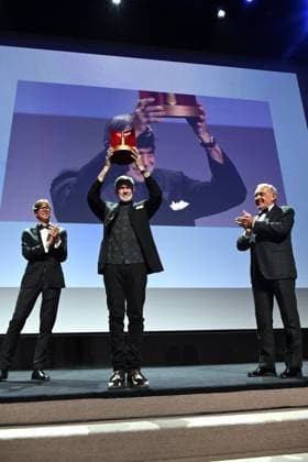 Venice, 82nd Venice International Film Festival 2025 - Evening 7 - Campari Passion for Film Award to Gus Van Sant. Pictured: Gus Van Sant, Alberto Ponchio, and Alberto Barbera  Copyright: xSimonexComi PoolxPhotoxEventsx06x xipa-agency.netx xSimonexComi PoolxPhotoxEventsx06x IPA_Agency_IPA63971826