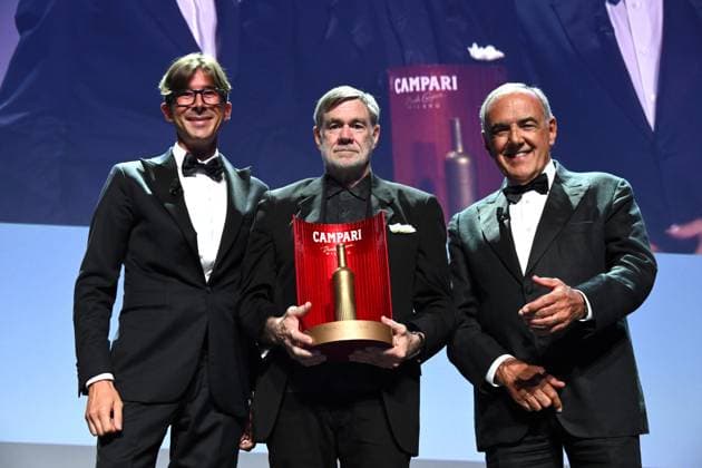 Venice, 82nd Venice International Film Festival 2025 - Evening 7 - Campari Passion for Film Award to Gus Van Sant. Pictured: Gus Van Sant, Alberto Ponchio, and Alberto Barbera  Copyright: xSimonexComi PoolxPhotoxEventsx06x xipa-agency.netx xSimonexComi PoolxPhotoxEventsx06x IPA_Agency_IPA63971830