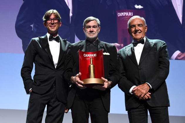 Venice, 82nd Venice International Film Festival 2025 - Evening 7 - Campari Passion for Film Award to Gus Van Sant. Pictured: Gus Van Sant, Alberto Ponchio, and Alberto Barbera  Copyright: xSimonexComi PoolxPhotoxEventsx06x xipa-agency.netx xSimonexComi PoolxPhotoxEventsx06x IPA_Agency_IPA63971832