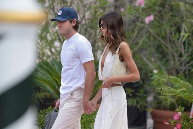 American Actor Lewis Pullman and American Model and Actress Kaia Gerber depart from Hotel Excelsior during the 82nd Venice International Film Festival in Venice, Italy on Tuesday, September 2, 2025.  VEN20250902133 RoccoxSpaziani