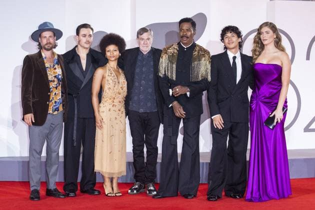 Dead man’s wire Red Carpet - The 82nd Venice International Film Festival VENICE, ITALY - SEPTEMBER 02: (L-R) John Robinson, Dacre Montgomery, Myha la, Gus Van Sant, Colman Domingo, Vinh Nguyen and Jordan Claire Robbins attends the Dead Man s Wire red carpet during the 82nd Venice International Film Festival on September 02, 2025 in Venice, Italy Primo Barol Anadolu Venice Italy. Editorial use only. Please get in touch for any other usage.  Copyright: x2025xAnadoluxPrimoxBarolx
