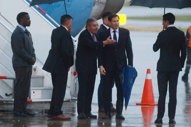Arrival of U.S. Secretary of State Marco Rubio in Mexico STATE OF MEXICO, MEXICO - SEPTEMBER 02: U.S. Secretary of State Marco Rubio is welcomed by Mexico s Secretary of Foreign Affairs Juan Ramon de la Fuente, at the Felipe Angeles International Airport (AIFA), in the State of Mexico, Mexico on September 02, 2025. A meeting between U.S. Secretary of State Marco Rubio and Mexican President Claudia Sheinbaum is scheduled, with the aim of establishing a bilateral security agreement. Daniel Cardenas Anadolu Mexico City Mexico. Editorial use only. Please get in touch for any other usage.  Copyright: x2025xAnadoluxDanielxCardenasx