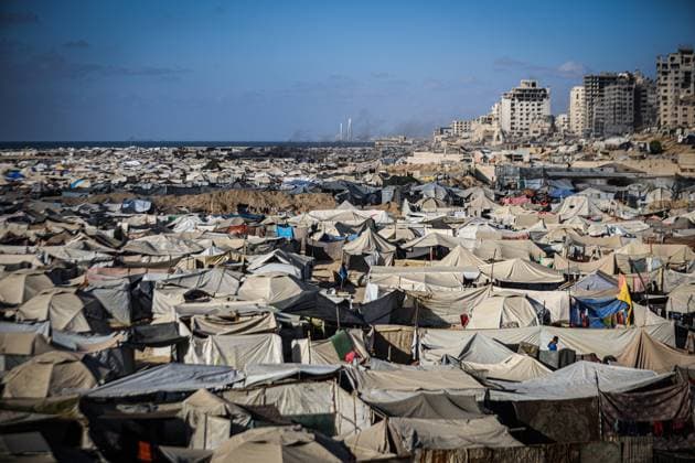 Bilder des Jahres 2025, News September 09 News Themen der Woche KW36 Thousands of Palestinians trapped on Gaza City coast due to Israeli attacks GAZA CITY, GAZA - SEPTEMBER 02: Thousands of Palestinians are trapped on the coastline of Gaza City, Gaza on September 02, 2025, due to increased attacks following Israel s implementation of its occupation plan. Thousands forced to flee northern Gaza due to Israeli attacks are struggling to survive in makeshift tents set up along the coastline in the western part of the city. Ahmed Jihad Ibrahim Al-arini Anadolu Gaza City Gaza. Editorial use only. Please get in touch for any other usage.  Copyright: x2025xAnadoluxAhmedxJihadxIbrahimxAl-arinix