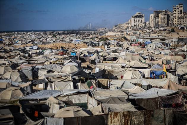 Thousands of Palestinians trapped on Gaza City coast due to Israeli attacks GAZA CITY, GAZA - SEPTEMBER 02: Thousands of Palestinians are trapped on the coastline of Gaza City, Gaza on September 02, 2025, due to increased attacks following Israel s implementation of its occupation plan. Thousands forced to flee northern Gaza due to Israeli attacks are struggling to survive in makeshift tents set up along the coastline in the western part of the city. Ahmed Jihad Ibrahim Al-arini Anadolu Gaza City Gaza. Editorial use only. Please get in touch for any other usage.  Copyright: x2025xAnadoluxAhmedxJihadxIbrahimxAl-arinix