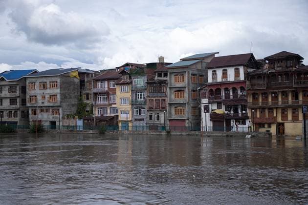 News Themen der Woche KW36 September 3, 2025, Srinagar, Jammu And Kashmir, India: A frightening view of an overflowing river as continuous torrential rains trigger a red alert in Srinagar. Authorities warn of heavy rainfall, floods, cloudbursts, and landslides across the Kashmir valley, while the Jammu-Srinagar National Highway remains disrupted and schools in Jammu division stay closed. Srinagar India - ZUMAa205 20250903_zip_a205_029 Copyright: xAdilxAbassx