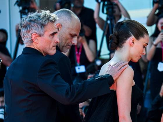 Venice, ITALY: Venice, 82nd Venice International Film Festival 2025 - day 8 - red carpet for the film The Voice of Hind Rajab - Pictured: Rooney Mara, Joaquin Phoenix Venice ITALY  - ZUMAp169 20250903_zea_p169_709 Copyright: xManuelexMangiarottix