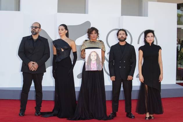 The Voice Of Hind Rajab Red Carpet - The 82nd Venice International Film Festival VENICE, ITALY - SEPTEMBER 03: (L-R) Amer Hlehel, Saja Kilani, Kaouther Ben Hania, Motaz Malhees and Clara Khoury attend the The Voice Of Hind Rajab red carpet during the 82nd Venice International Film Festival on September 03, 2025 in Venice, Italy. Primo Barol Anadolu Venice Italy. Editorial use only. Please get in touch for any other usage.  Copyright: x2025xAnadoluxPrimoxBarolx