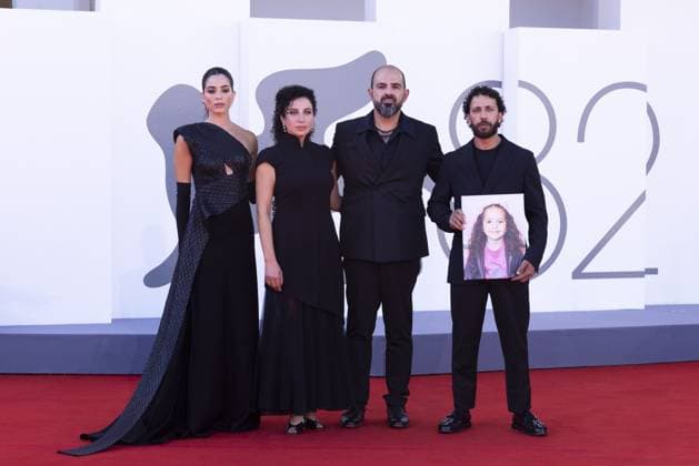 The Voice Of Hind Rajab Red Carpet - The 82nd Venice International Film Festival VENICE, ITALY - SEPTEMBER 03: (L-R) Amer Hlehel, Saja Kilani, Kaouther Ben Hania, Motaz Malhees and Clara Khoury attend the The Voice Of Hind Rajab red carpet during the 82nd Venice International Film Festival on September 03, 2025 in Venice, Italy. Primo Barol Anadolu Venice Italy. Editorial use only. Please get in touch for any other usage.  Copyright: x2025xAnadoluxPrimoxBarolx