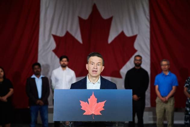 September 3, 2025, Mississauga, On, Canada: Le chef conservateur, Pierre Poilievre, demande aux libo raux d abolir le programme des travailleurs o trangers temporaires et de cesser de do livrer des visas dans le cadre de ce programme. M. Poilievre, s adresse aux mo dias lors d une annonce o Mississauga, en Ontario, le mercredi 3 septembre 2025. LA PRESSE CANADIENNE Mississauga Canada  - ZUMAc35_ 20250903_zaf_c35_017 Copyright: xSammyxKoganx