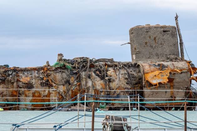 Bilder des Jahres 2025, News September 09 News Themen der Woche KW36 Die Schlepper Wulf 7 und Wulf 9 schleppen den zweiten Teil des U-Bootes, mit Ausstieg, in den Hafen nach Cuxhaven, Bergung des U-Bootes U-16 vor der Insel Scharhoern, gesunken 08.02.1919, geborgen 03.09.2025 Cuxhaven Niedersachsen Deutschland *** The tugs Wulf 7 and Wulf 9 tow the second part of the submarine, with exit, into the harbor in Cuxhaven, salvage of the submarine U 16 off the island of Scharhoern, sunk 08 02 1919, salvaged 03 09 2025 Cuxhaven Lower Saxony Germany Copyright: xkolbert-press BurghardxSchreyerx