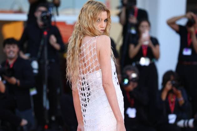 September 3, 2025, Venice, Veneto, Italy: STELLA MAXWELL dazzles on the red carpet for Duse Premiere screening at the 82nd Venice Film Festival at the Venice Lido, Italy. Venice Italy - ZUMAc179 20250903_zep_c179_110 Copyright: xMickaelxChavetx