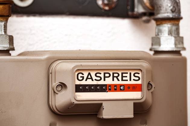Germany - September 3, 2025: PHOTOMONTAGE, gas meter with the inscription Gaspreis? (gas price): The image illustrates the debate surrounding the development of energy prices in Germany. Rising costs for gas and energy supplies are at the center of political discussions. *** FOTOMONTAGE, Gaszähler mit der Aufschrift Gaspreis: Das Bild verdeutlicht die Debatte um die Entwicklung der Energiepreise in Deutschland. Steigende Kosten für Gas und Energieversorgung stehen im Mittelpunkt der politischen Diskussionen.