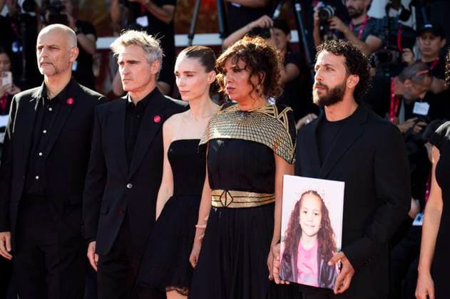 James Wilson, Joaquin Phoenix, Rooney Mara, Kaouther Ben Hania and Motaz Malhees at the premiere of the feature film The Voice Of Hind Rajab at the Biennale di Venezia 2025 82 Venice International Film Festival at the Palazzo del Cinema Venice, 03 09 2025 Foto:xDaziramx xFuturexImagex rajab_5944