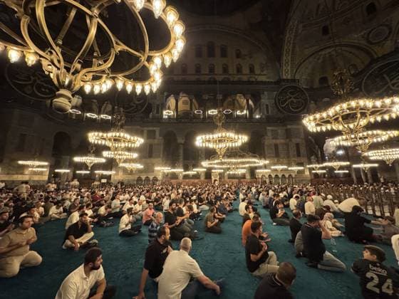 News Themen der Woche KW36 Mawlid al-Nabi celebrations in Istanbul ISTANBUL, TURKIYE - SEPTEMBER 03: People pray at the Hagia Sophia Grand Mosque during the celebrations for Mawlid al-Nabi, birth anniversary of Muslims beloved Prophet Mohammad, in Istanbul, Turkiye on September 03, 2025. Murat Sengul Anadolu Istanbul Turkey. Editorial use only. Please get in touch for any other usage.  Copyright: x2025xAnadoluxMuratxSengulx