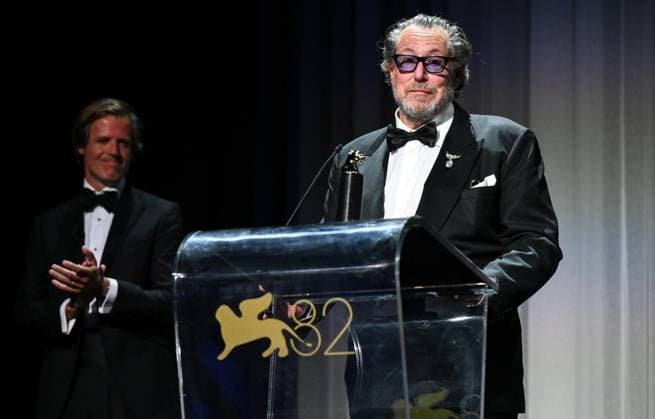 Filmfestspiele in Venedig, die Highlights September 3, 2025, Venice, Italy: US filmmaker Julian Schnabel delivers a speech after he received the Cartier Glory to The Filmmaker Award , before the screening of his movie In the hand of Dante during the 82nd Venice Film Festival in Venice, Italy, 03 September 2025. The movie is presented out of competition at the festival running from 27 August to 06 September 2025. ANSA ETTORE FERRARI Venice Italy  - ZUMAa110 20250903_zaf_a110_053 Copyright: xEttorexFerrarix