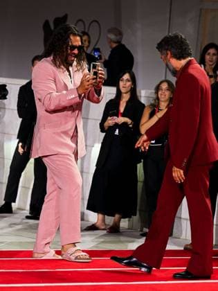 Venice, 82nd Venice International Film Festival 2025 - evening 8. Red Carpet of the film In The Hand Of Dante - In the photo: JASON MOMOA, OSCAR ISAAC  Copyright: xManuelexMangiarottix xipa-agency.netx xPoolxPhotoxEventsx06x IPA_Agency_IPA64054082
