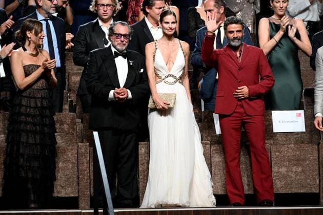 Venice,82nd Venice International Film Festival 2025, - Evening 7 - Cartier Glory To The Filmmaker Award 2025 Ceremony - Julian Schnabel. Pictured Julian Schnabel, Louise Kugelberg and Oscar Isaac  Copyright: xSimonexComi PoolxPhotoxEventsx06x xipa-agency.netx xSimonexComi PoolxPhotoxEventsx06x IPA_Agency_IPA64054628