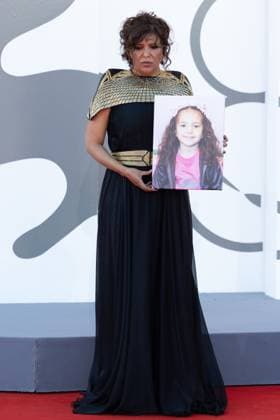 82. Internationalen Filmfestspiele von Venedig Venedig, Italien - 3. September 2025: Kaouther Ben Hania mit einem Bildnis des fünfjährigen palästinensischen Mädchens Hind Rajab, welches von der israelischen Armee im Januar 2024 im Gazastreifen getötet wurde, während des Roten Teppichs von - The Voice Of Hind Rajab - während der 82. Internationalen Filmfestspiele von Venedig.