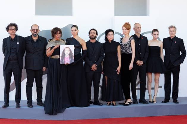 82. Internationalen Filmfestspiele von Venedig Venedig, Italien - 3. September 2025: Nadim Cheikhrouha, Amer Hlehel, Kaouther Ben Hania, Saja Kilani, Motaz Malhees, Clara Khoury, Odessa Rae, James Wilson, Rooney Mara und Joaquin Phoenix mit einem Bildnis des fünfjährigen palästinensischen Mädchens Hind Rajab, welches von der israelischen Armee im Januar 2024 im Gazastreifen getötet wurde, während des Roten Teppichs von - The Voice Of Hind Rajab - während der 82. Internationalen Filmfestspiele von Venedig.