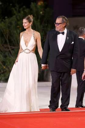 Louise Kugelberg with partner Julian Schnabel at the premiere of the feature film In the Hand of Dante at the Biennale di Venezia 2025 82 Venice International Film Festival at the Palazzo del Cinema Venice, 03 09 2025 Foto:xD.xBedrosianx xFuturexImagex dante_5971