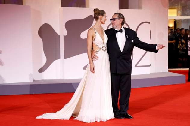 Louise Kugelberg with partner Julian Schnabel at the premiere of the feature film In the Hand of Dante at the Biennale di Venezia 2025 82 Venice International Film Festival at the Palazzo del Cinema Venice, 03 09 2025 Foto:xD.xBedrosianx xFuturexImagex dante_5977