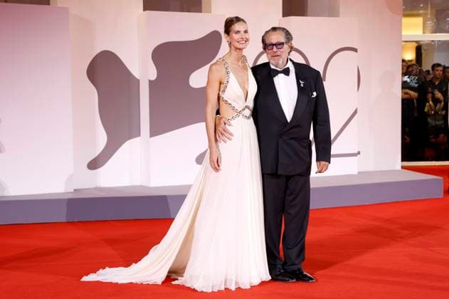 Louise Kugelberg with partner Julian Schnabel at the premiere of the feature film In the Hand of Dante at the Biennale di Venezia 2025 82 Venice International Film Festival at the Palazzo del Cinema Venice, 03 09 2025 Foto:xD.xBedrosianx xFuturexImagex dante_5978