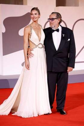 Louise Kugelberg with partner Julian Schnabel at the premiere of the feature film In the Hand of Dante at the Biennale di Venezia 2025 82 Venice International Film Festival at the Palazzo del Cinema Venice, 03 09 2025 Foto:xD.xBedrosianx xFuturexImagex dante_5980