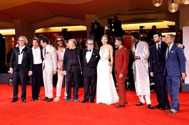 Olmo Schnabel, Vito Schnabel, Louis Cancelmi, Jason Momoa, Franco Nero, Julian Schnabel, Louise Kugelberg, Oscar Isaac, Benjamin Clementine, Duke Nicholson and Francesco Melzi d™Eril at the premiere of the feature film In the Hand of Dante at the Biennale di Venezia 2025 82 Venice International Film Festival at the Palazzo del Cinema Venice, 03 09 2025 Foto:xD.xBedrosianx xFuturexImagex dante_5992