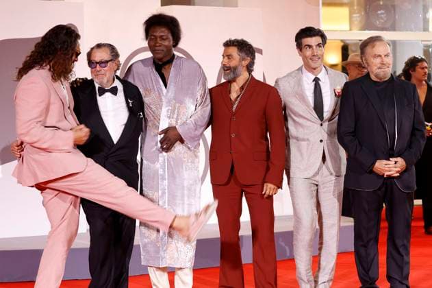 Jason Momoa, Julian Schnabel, Benjamin Clementine, Oscar Isaac, Louis Cancelmi and Franco Nero at the premiere of the feature film In the Hand of Dante at the Biennale di Venezia 2025 82 Venice International Film Festival at the Palazzo del Cinema Venice, 03 09 2025 Foto:xD.xBedrosianx xFuturexImagex dante_5994