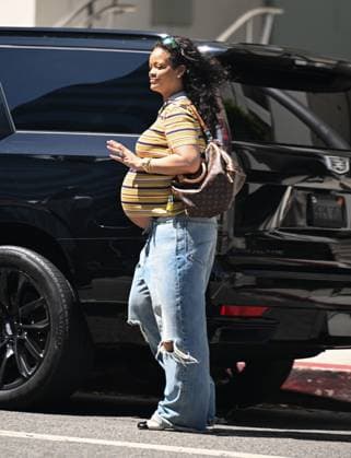 Entertainment Themen der Woche KW36 Rihanna shows off her growing baby bump as she is seen with her son in Los Angeles, California Featuring: Rihanna Where: Los Angeles, California, United States When: 03 Sep 2025 Credit: DUTCH BauerGriffin INSTARimages EDITORIAL USE ONLY. NOT FOR USE BY NEWSPAPERS BASED IN THE UK. Copyright: xx instar55046035